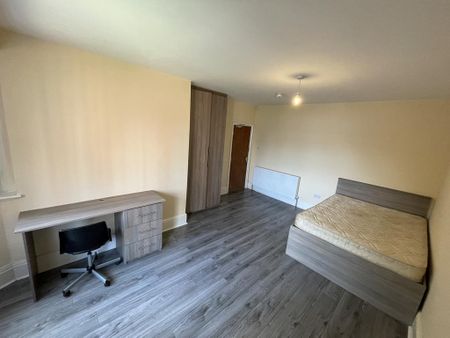 8 bedroom semi-detached house to rent - Photo 5