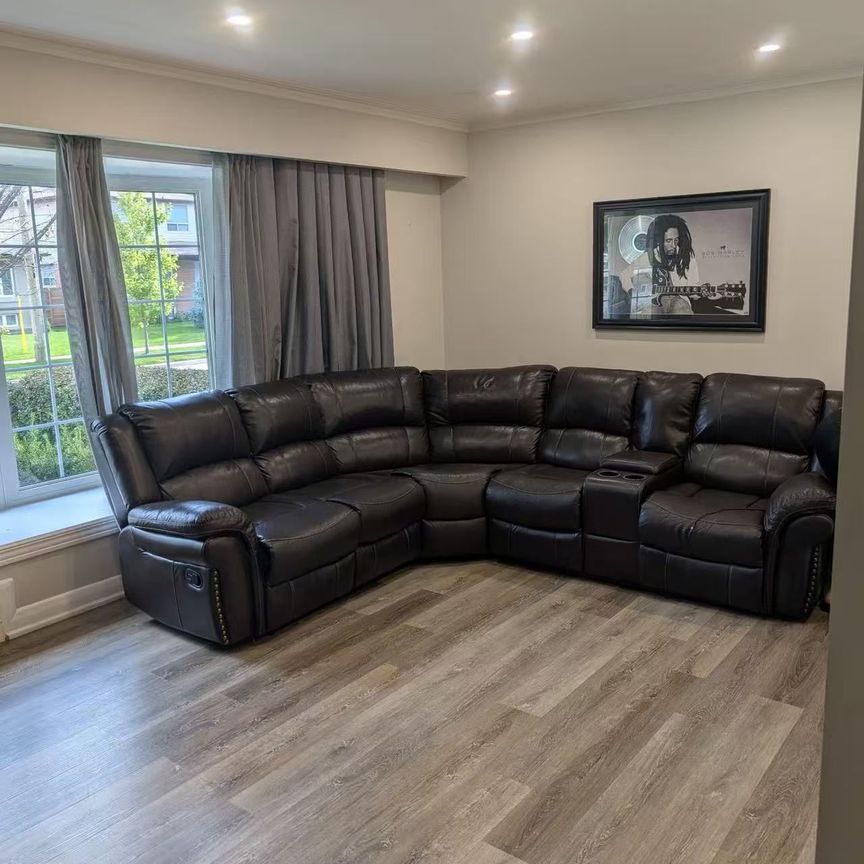 For Lease - 8 Storey Crescent, Toronto, Ontario - Photo 1