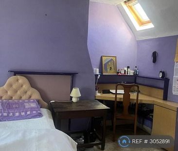 3 bedroom flat to rent - Photo 4