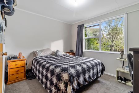 Tidy 3 bedroom home with elevated deck - Photo 5