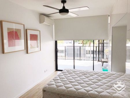 Stunning 2 Bedroom, Partially Furnished - Photo 2