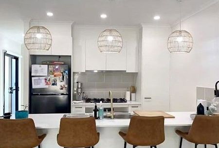 MODERN TOWNHOUSE – STYLISH & LOW-MAINTENANCE LIVING! - Photo 3