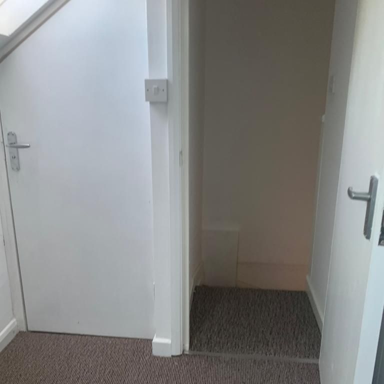 Loft converted small size studio flat ideal for single person £850 pcm - Photo 1