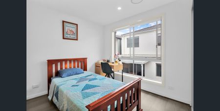 Modern 5-bedroom townhouse with solar-powered living. - Photo 4