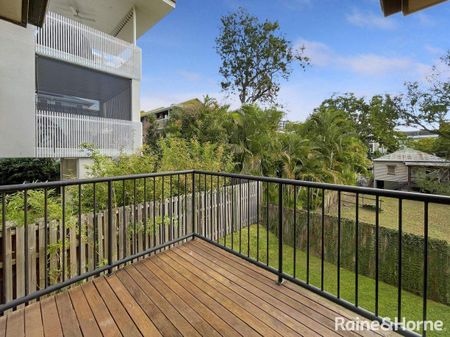 Large Unfurnished Townhouse in Heart of Taringa - Photo 3