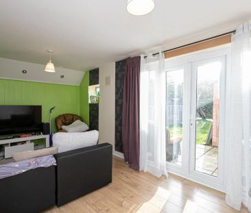 3 Bedroom House - Terraced - Photo 3