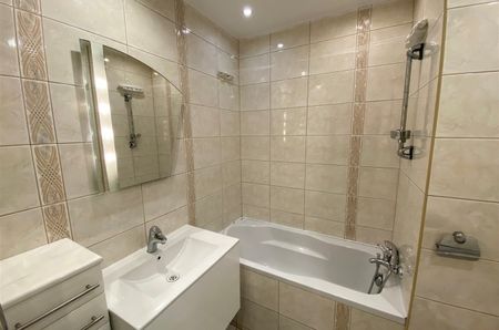 ŚLĄSKIE, Bielsko-Biała m., Bielsko-Biała, Osiedle Złote Łany - Zdjęcie 3