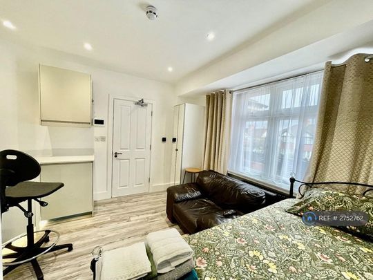 1 bedroom in a house share to rent - Photo 1