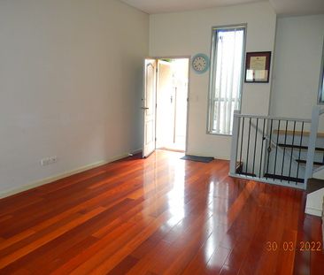 Low Maintenance 2 Bedrooms Family Townhouse - Photo 3