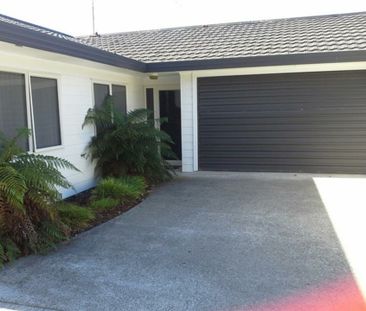 Stanmore Bay - 3 Bedrooms - Photo 2