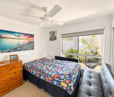 LARGE TOWNHOUSE WITH SEPARATE TEENAGERS RETREAT - Photo 4
