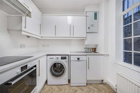 A two bedroom maisonette situated in a quiet mews just off Marylebone Lane and Marylebone High Street. - Photo 4