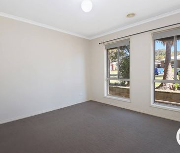 SPACIOUS FAMILY HOME IN A QUIET COURT LOCATION! - Photo 2
