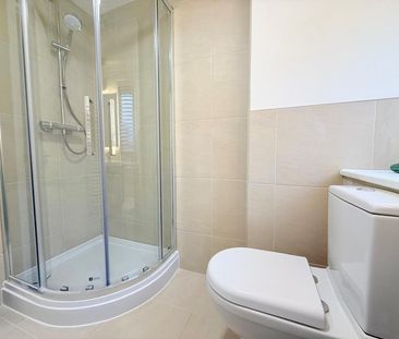 The Quinneys, Farnborough, Hampshire, GU14 - Photo 3