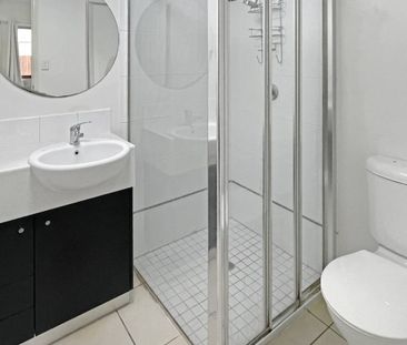 Spacious Ground Floor Unit with Pool Access - Central Location - Photo 6