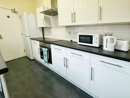 1 bedroom in a house share to rent - Photo 2