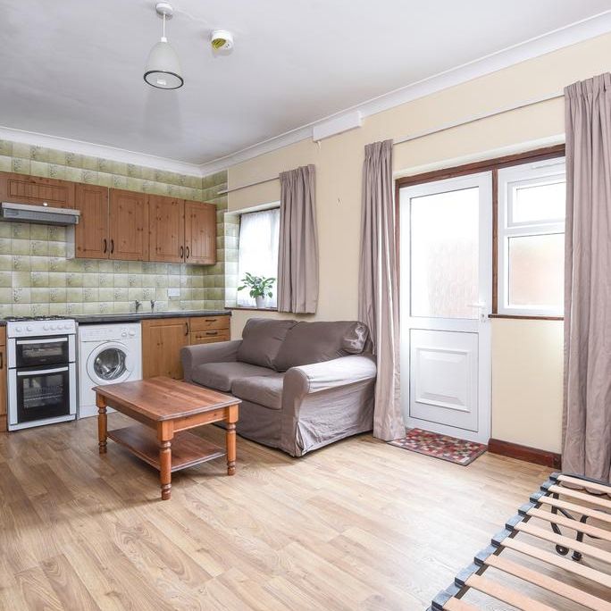 Studio to rent - Photo 1