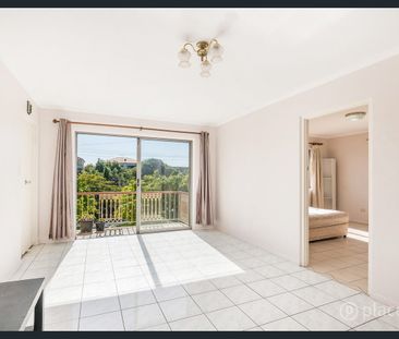 Spacious two bedroom unit in trendy Hamilton location - Photo 2