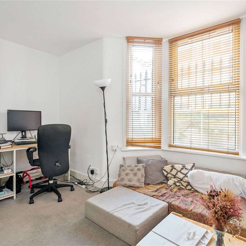 A good size one bedroom in a red brick mansion block with a private garden. - Photo 1