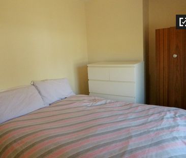 Room for rent in 2-bedroom house in Ballygall, Dublin - Photo 6