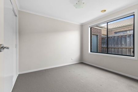 Immaculate Four-Bedroom Home in Prime Lyndhurst Location! - Photo 4