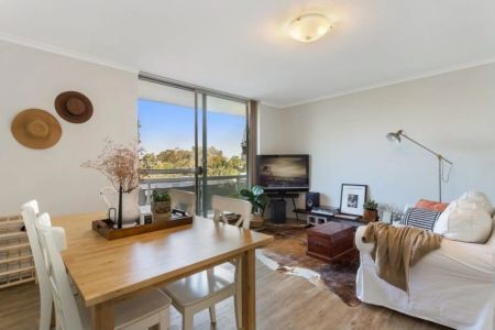 Easy & Modern Living in Leafy Corinda - Photo 3