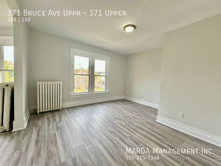 SPACIOUS AND NEWLY UPDATED 3BEDROOM/1BATH UPPER UNIT + HYDRO - Photo 2