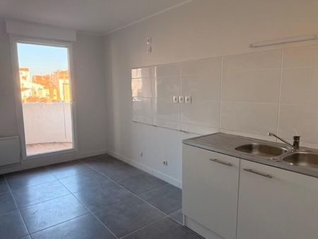 Location Appartement 3 pièces 71m² LYON 4ème - Photo 2