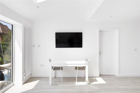 6 bedroom detached house to rent - Photo 5