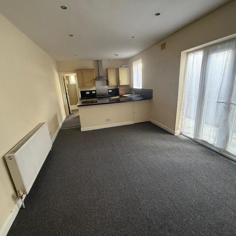 2 bedroom maisonette to rent - Photo 1