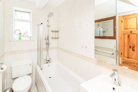 3 Bed Terraced House, Hengist Road, SE12 - Photo 3