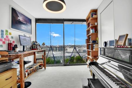 Sunlit & stylish two bedroom apartment in Central Park with parking - Photo 4