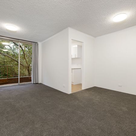Sundrenched one bedder , Newly renovated throughout - Photo 4