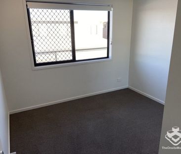 3 BEDROOM TOWNHOUSE - Double Garage, Air Cons, Pets Welcome - Photo 4