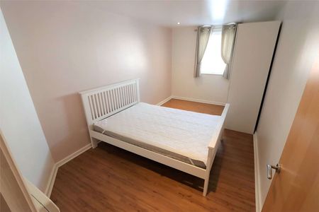 Furnished Two Double Bedroom Apartment with Parking in a convenient location for access to Manchester and Media City. - Photo 2