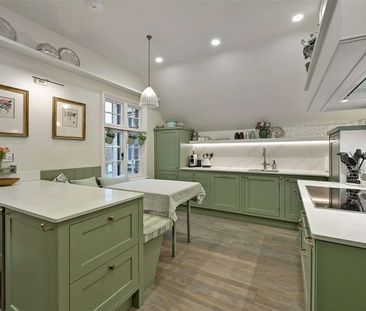 Elegant mid-terrace first and second floor maisonette in central Wi... - Photo 1