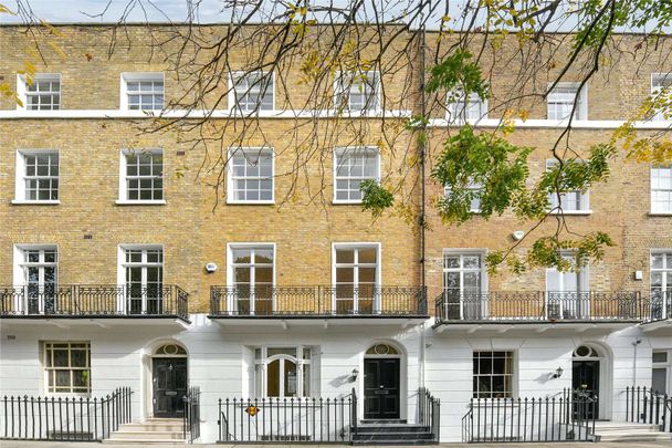 An expertly refurbished six bedroom house situated on this prestigious Knightsbridge garden square. - Photo 1