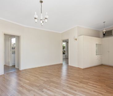 Beautiful Art Deco One Bedroom - Photo 3