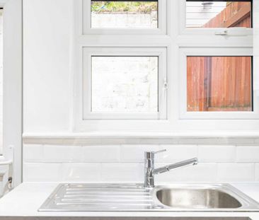 1 bed Terraced House for rent - Photo 2