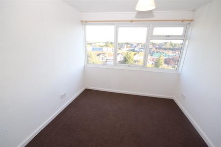 3 bedroom Flat to let - Photo 5