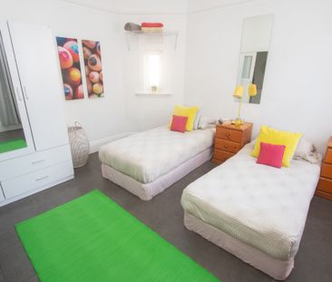 WALKING DISTANCE FROM ST KILDA BEACH APARTMENT. - Photo 4