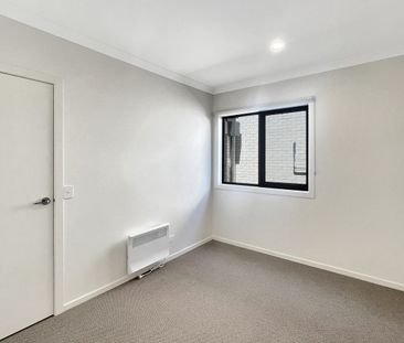 🏡 4-Bedroom Townhouse In South Morang - Photo 1