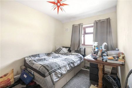 Kingsley Avenue, Englefield Green, Surrey, TW20 0PT - Photo 3