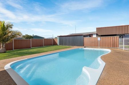 FAMILY LIVING WITH SWIMMING POOL - Photo 4