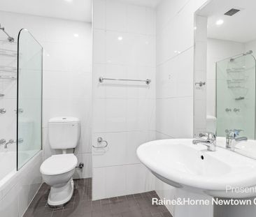 Contemporary townhouse in the heart of it all - Photo 5