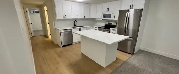 Modern 2-Bedroom Basement Suite in Grovenor | All Utilities + Internet Included | Edmonton - Photo 1