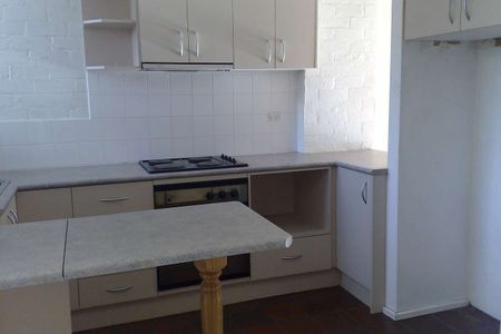 Charming Two-Bedroom Townhouse in a Sought-After Maribyrnong Location - Photo 3