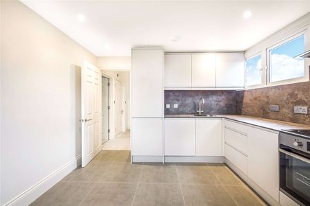 A modern, spacious studio apartment, forming part of an impressive detached period house in a prime Hampstead location. - Photo 5