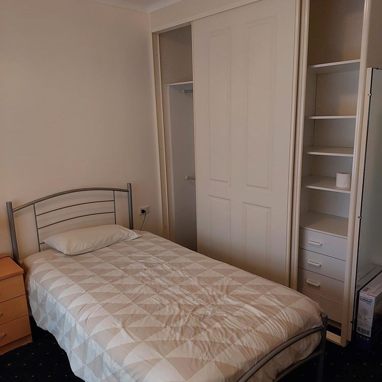 3-bedroom shared house, Market st - Photo 1