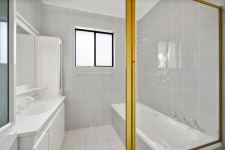 Spacious Four Bedroom Apartment At Top Floor - Photo 5